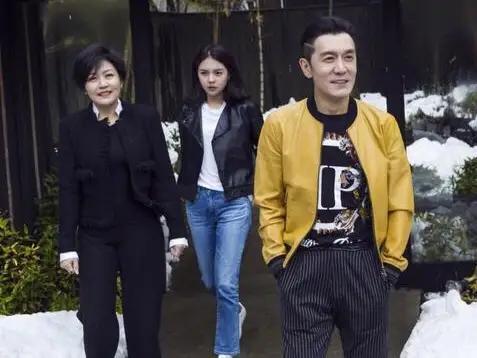 今年最新发型图片女,时尚发型背后的温馨故事探索