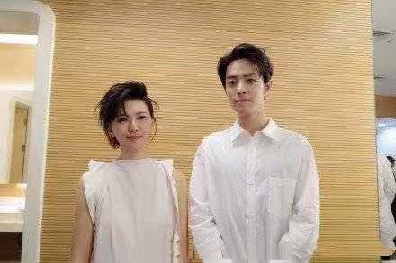 今年最新发型图片女,时尚发型背后的温馨故事探索